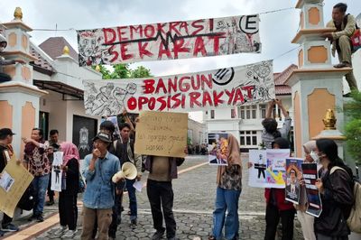 Gelar Aksi Depan KPU DIY, Puluhan Mahasiswa Jogja Sebut Tak Ada Partai yang Mau Oposisi