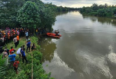Basarnas Makassar Terjunkan Personel Cari Seorang Warga yang Melompat dari Jembatan Sungai Pappa