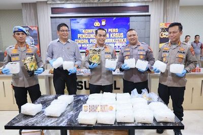 Kapolda Sulsel Pimpin Press Release Terkait Keberhasilan Satreskoba Polres Barru Ungkap 30 Kg Sabu