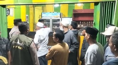 Dianggap Bikin Resah, Toko Miras di Cikarang Digeruduk Warga Diminta Tutup Permanen