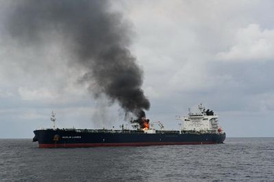 Kapal Tanker Panama Kebakaran usai Menerima Beberapa Serangan Rudal di Lepas Pantai Yaman