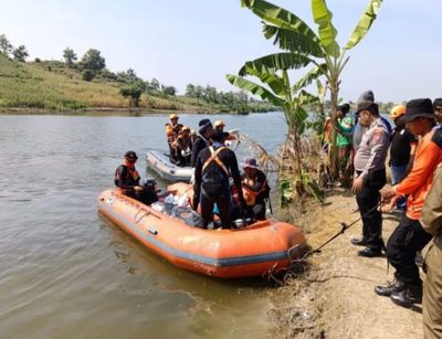 Pilu! Tangis Pilu 2 Anak di Tepi Waduk Ngawi Saksikan Ayah Tenggelam Saat Berenang