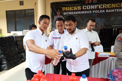 Polisi Bongkar Peredaran Oli Palsu di Banten, 3 Bulan Beroperasi Omzetnya Capai Rp 5,2 M!