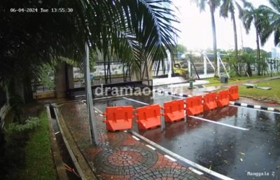 Viral Aksi Truk Box Tabrak Gedung DPR RI Hingga Terguling, Begini Kronologinya