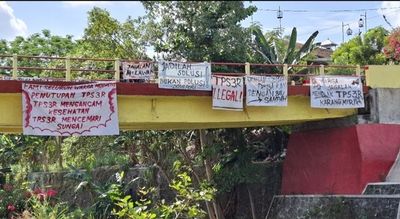 Diduga Ilegal, Warga Jagalan Yogyakarta Bentangkan Banner Tolak TPS3R Karangmiri