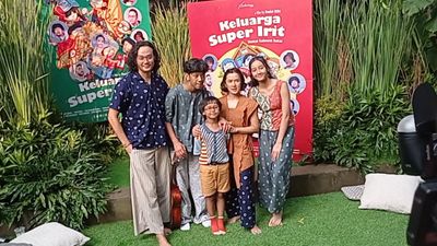 Bintangi Keluarga Super Irit , Dwi Sasono dan Widi Mulia Main Film Bareng Anak-Anak