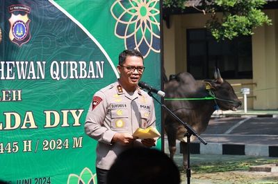 Malam Idul Adha 1445, Polda DIY Berikan 30 Sapi dan 15 Kambing pada Warga dan Pondok Pesantren
