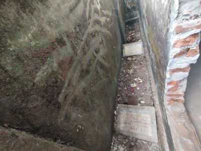 Bersih-bersih Bangunan Bekas Kantor Kecamatan, Warga Temukan Dua Makam Pejuang Terbengkalai