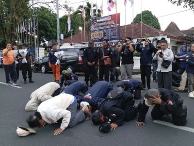 Hilang Dua Suara, Caleg NasDem di Jember Sujud Syukur di Tengah Jalan