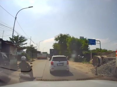 Viral Pemobil Buang Sampah Sembarangan di Jakut: Ditegur Malah Lebih Galak!