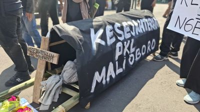 Pedagang Teras Malioboro 2 Geruduk DPRD DIY: Bawa Keranda Mayat!