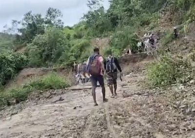 Akibat Jalan Ambles, Akses 2 Kabupaten di Maluku Lumpuh Total