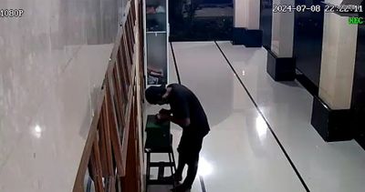 Nekat Curi Kotak Amal Masjid, Aksinya pun Terekam CCTV!