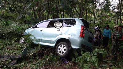 Mobil Wisatawan Surabaya Terjun ke Jurang: 2 Tewas dan 9 Terluka!