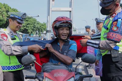 Operasi Patuh di Jakbar, Polisi Sebar Helm hingga Jaket ke Pengendara