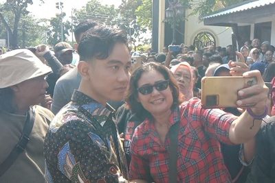 Relawan Padati dan Berkumpul di DPRD Solo, Gibran Ucapkan Terima Kasih
