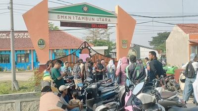 Kecewa Gagal Diterima di Sekolah Negeri, Puluhan Orang Tua dan Siswa SMKN 1 Tambun Utara Gembok Gerbang Sekolah