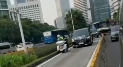 Viral Mobil Berpelat RI 24 Terjebak di Jalur Busway, Patwal Bahkan Putar Balik!