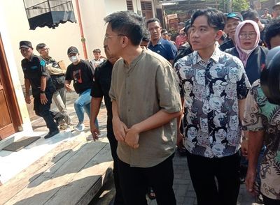 Gibran Ajak Gusti Bhre Blusukan di Solo, Kenalkan Calon Wali Kota ke Warga