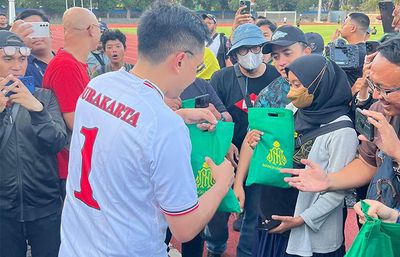 Laga Derby Santuy Diakhiri dengan Aksi Tukaran Kaos Gus Bhre dan Kaesang Bertuliskan Rekomendasi AD 1 Surakarta