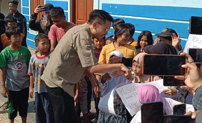 Sama Seperti Gibran, Gusti Bhre Blusukan Bagi-bagi Susu dan Buku Bergambar Mangkunegaran