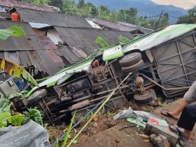 Bus Rombongan Keluarga Alami Rem Blong di Cisarua Bogor: Penumpang Luka-luka!