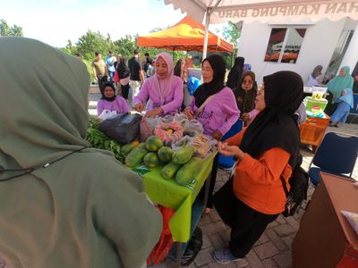 Harga Lebih Murah, Warga Serbu Pasar Tani di Parepare