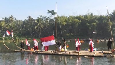 Unik! Warga Desa Sambeng di Magelang Gelar Upacara HUT RI ke-79 di Atas Sungai