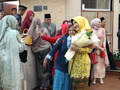 Siswi SMP Jalan Kaki Datangi Gedung Parlemen, Beri Selamat dan Seikat Bunga untuk Neneknya yang Dilantik Jadi Anggota DPRD