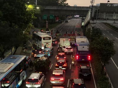 Imbas Demo di DPR MPR RI hingga Malam, Tol Dalam Kota Lumpuh: Lalin Padat!