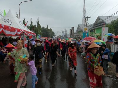 Potret Warga Sidrap Sulawesi Selatan, Karnaval di Tengah Guyuran Hujan