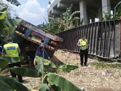 Diduga Ngantuk, Truk Trailer Terjun Bebas dari Jalan Tol Cimanggis-Cibitung