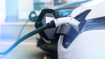 Dilema Mobil Listrik di Jakarta: Antara Solusi atau Beban Baru Kemacetan?