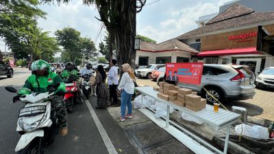 Aksi Sosial Relawan Berkah Ridwan Kamil-Suswono, Gandeng UMKM Berbagi Makanan Gratis di Sejumlah Titik