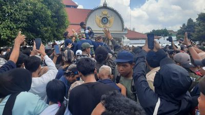 Grebeg Maulud Kasultanan Yogyakarta 2024 Dipadati Ribuan Orang, Masyarakat dan Wisatawan Terobos Keamanan
