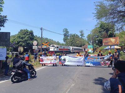 Tertib Berlalu Lintas, Sejumlah Pengendara di Jember Dapat Souvenir
