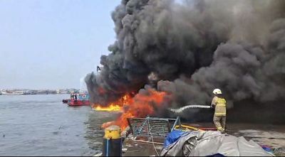 2 Kapal Terbakar Hebat di Pelabuhan Muara Baru, Langsung Dibawa Menjauh dari Dermaga