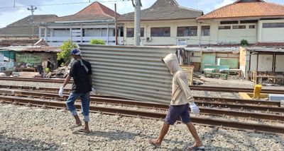 Tanpa Bantuan Alat Berat, Warga Bong Suwung Jogja Mulai Bongkar Rumahnya: Lebih dari 20 KK Belum Dapat Tempat Tinggal Baru