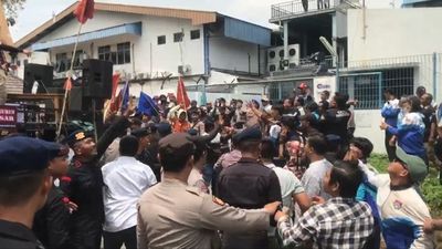 Ratusan Massa Gabungan Karang Taruna dan Ormas di Bekasi Terlibat Bentrok dengan Kelompok Lain Saat Gelar Aksi Unjuk Rasa