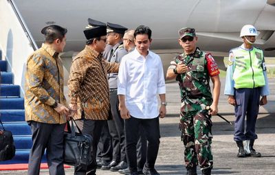 Gibran Sambut Prabowo di Bandara Boyolali untuk Pertemuan Tertutup dengan Jokowi
