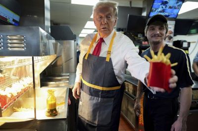 Aksi Trump Sajikan Kentang Goreng di McDonald s, Sebut Kamala Harris Berbohong soal Pengalaman Kerja di Sana