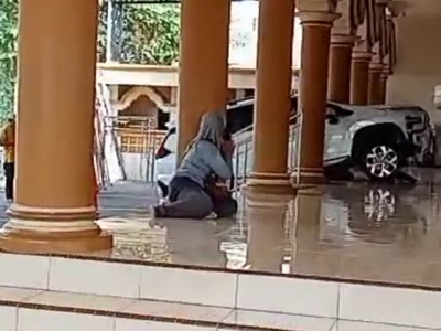 Pengemudi Niat Salat Jumat, Mobil Expander Malah Nyangkut di Tangga Masjid