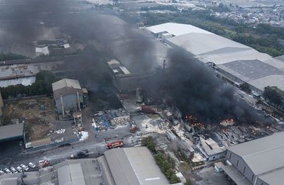 3 Hari Berlalu, Pabrik Terbakar Hebat di Bekasi Masih Munculkan Asap di Beberapa Titik