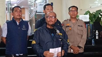 4 Anggota Ormas Buron yang Bakar Mobil Polisi di Depok Diultimatum, Segera Serahkan Diri!