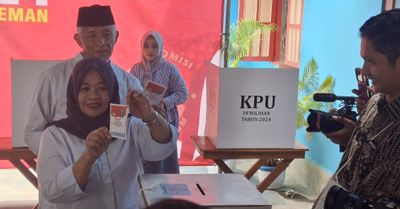 Momen Kedua Paslon Bupati Sleman Ikut Mencoblos, Saling Optimis Menang