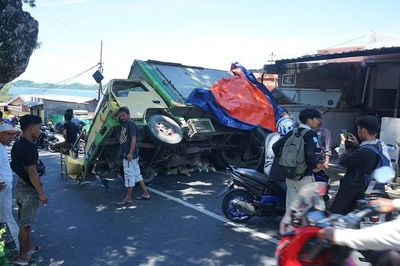 Enggak Kuat Nanjak, Truk Bermuatan Sembako Terguling dan Tabrak Rumah Warga di Parepare