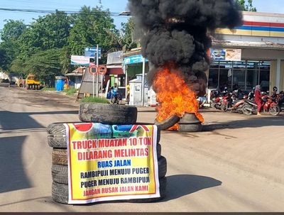 Warga Gelar Unras di Sepanjang Jalan Rambipuji-puger, Resah Truk Tronton Dinilai Rusak Jalan