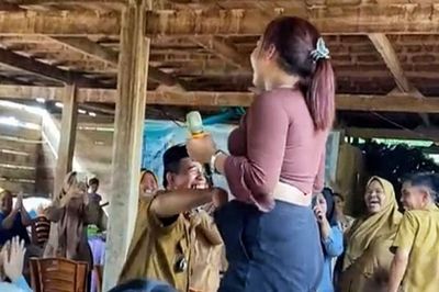 Viral, Aksi Tak Lazim Kades di Soppeng saat Sawer Biduan Waria Jadi Sorotan Publik