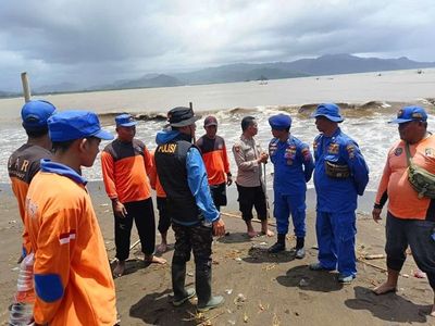 Terhempas Ombak Dua Nelayan Tercebur ke Laut Selatan, Satu Selamat dan Lainnya Hilang