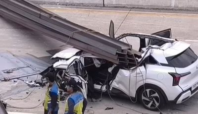Viral Kecelakaan di Tol Andara, Sebuah Mobil Hajar Truk hingga Tertimpa Besi Beton!